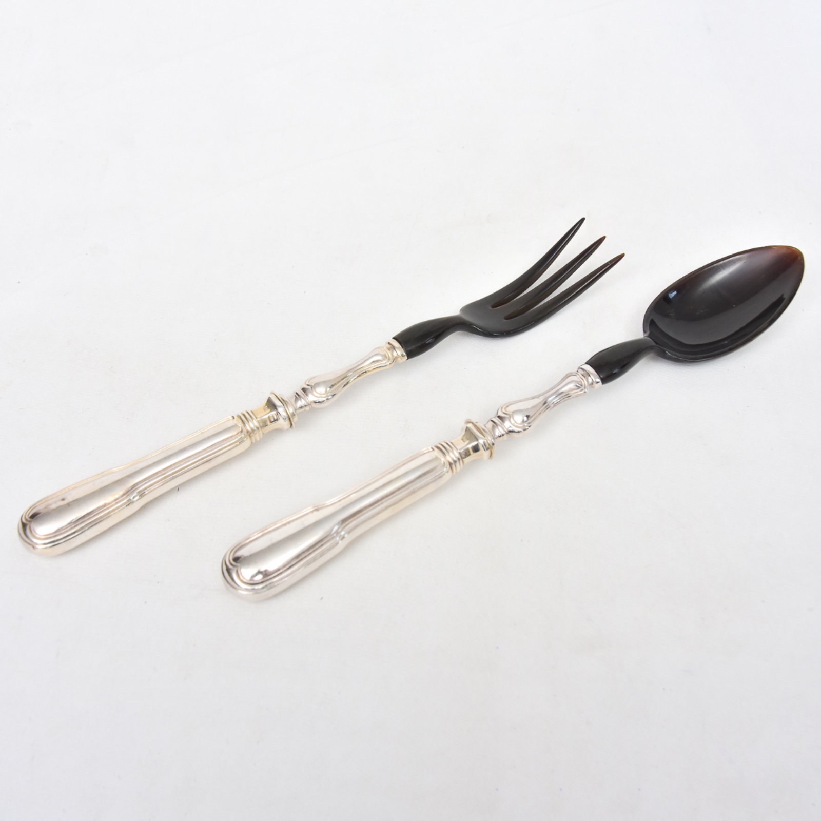 Lote composto por 2 talheres para salada com cabo em metal prateado... - foto 1 de 2