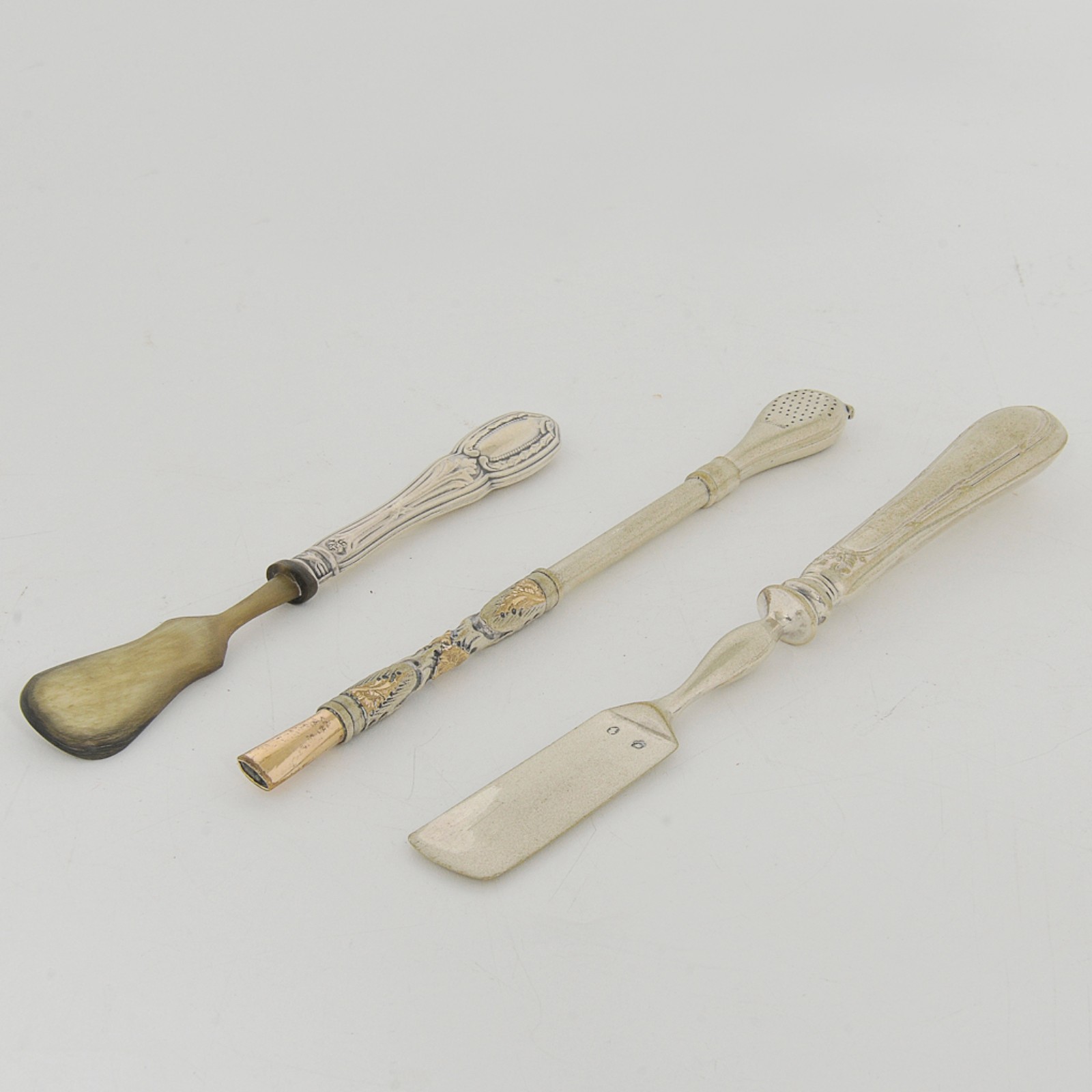 Conjunto de 5 peças em prata sendo, 3 tesouras; uma com marca do... - foto 2 de 7