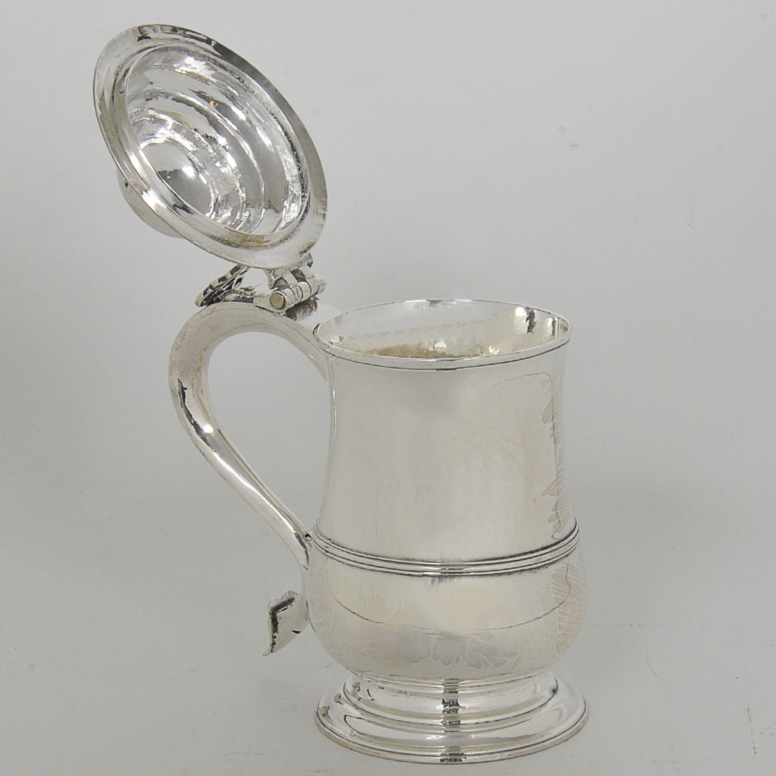 Tankard em prata inglesa lisa, ornamentando por frisos e canelados à... - foto 2 de 5