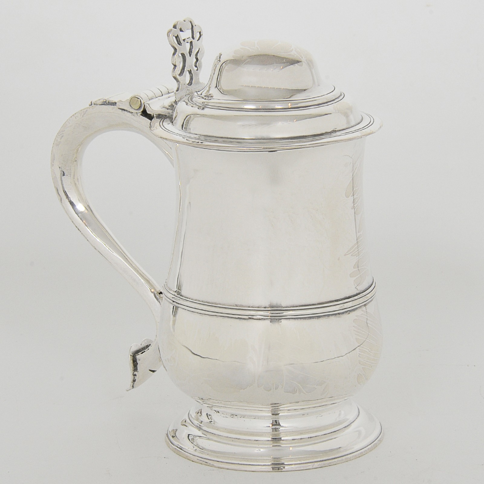 Tankard em prata inglesa lisa, ornamentando por frisos e canelados à... - foto 1 de 5