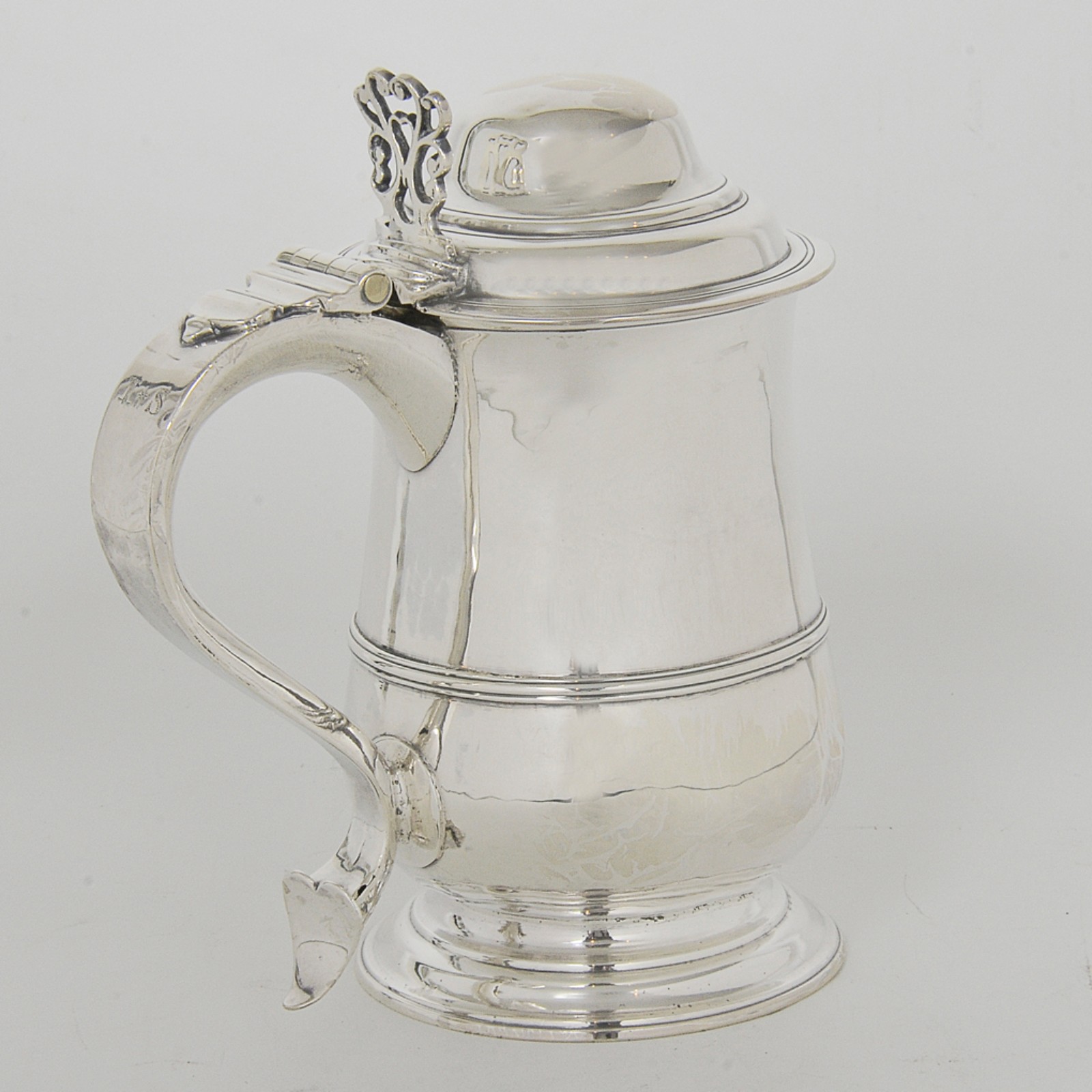 Tankard em prata inglesa lisa, ornamentando por frisos e canelados à... - foto 4 de 5