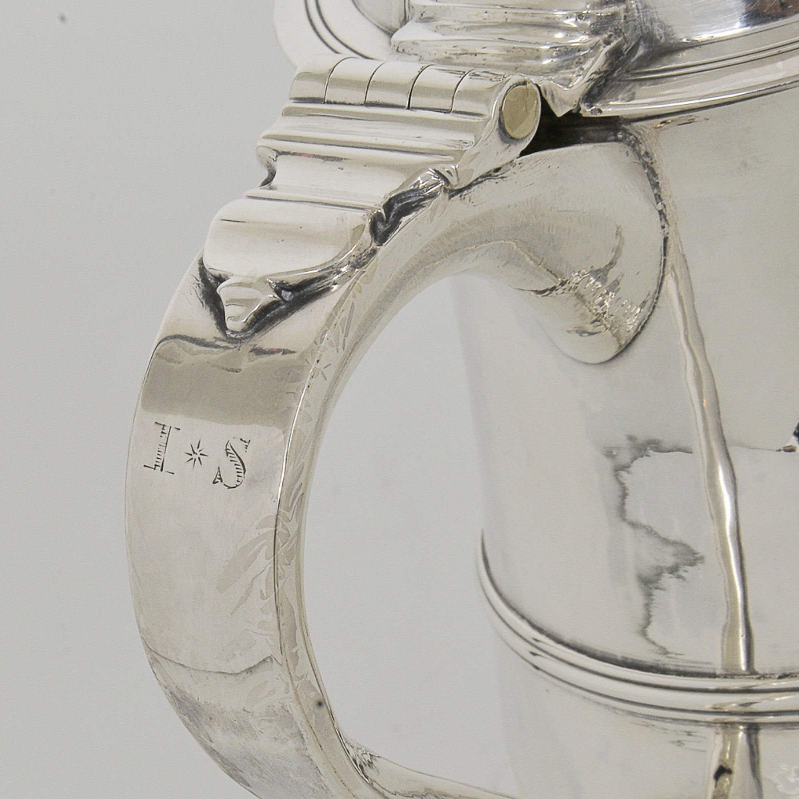 Tankard em prata inglesa lisa, ornamentando por frisos e canelados à... - foto 5 de 5