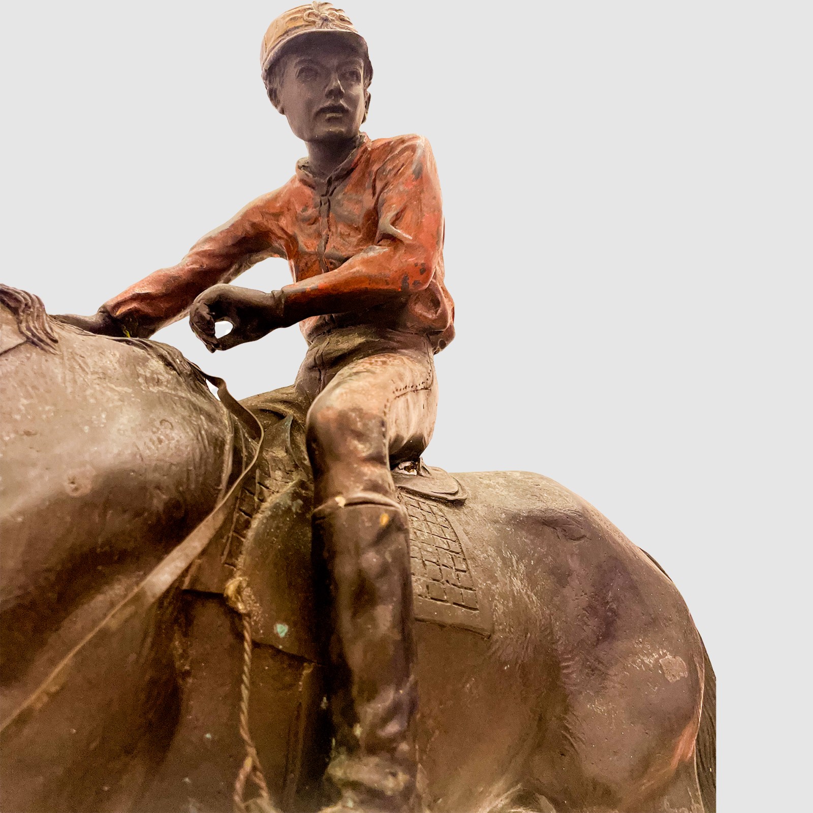 Escultura em bronze patinado representando Jockey no Cavalo ricamente... - foto 4 de 4