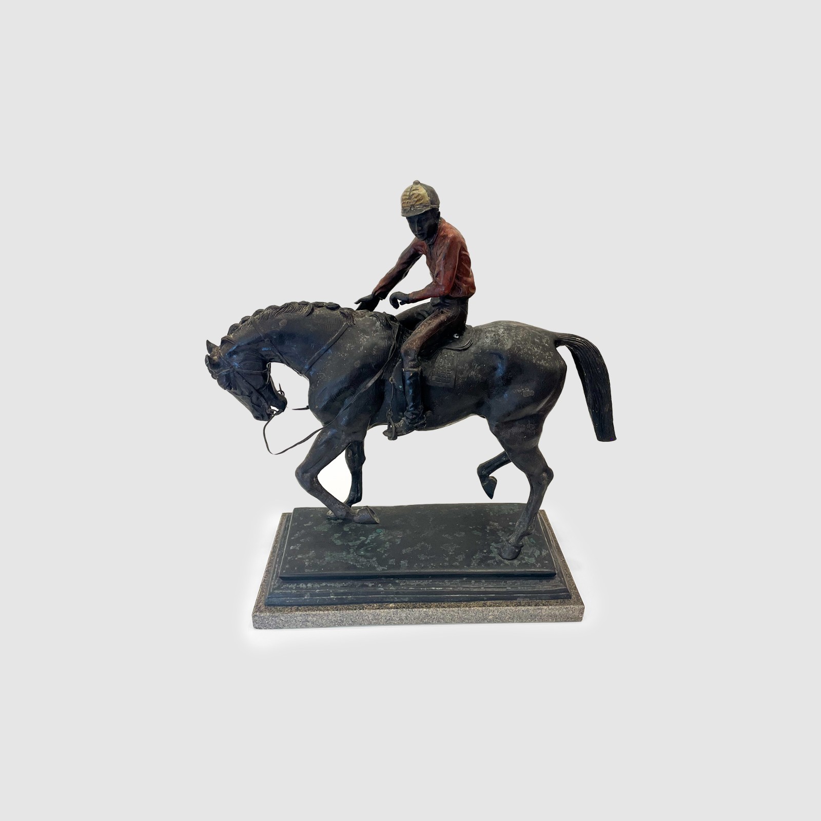 Escultura em bronze patinado representando Jockey no Cavalo ricamente... - foto 1 de 4