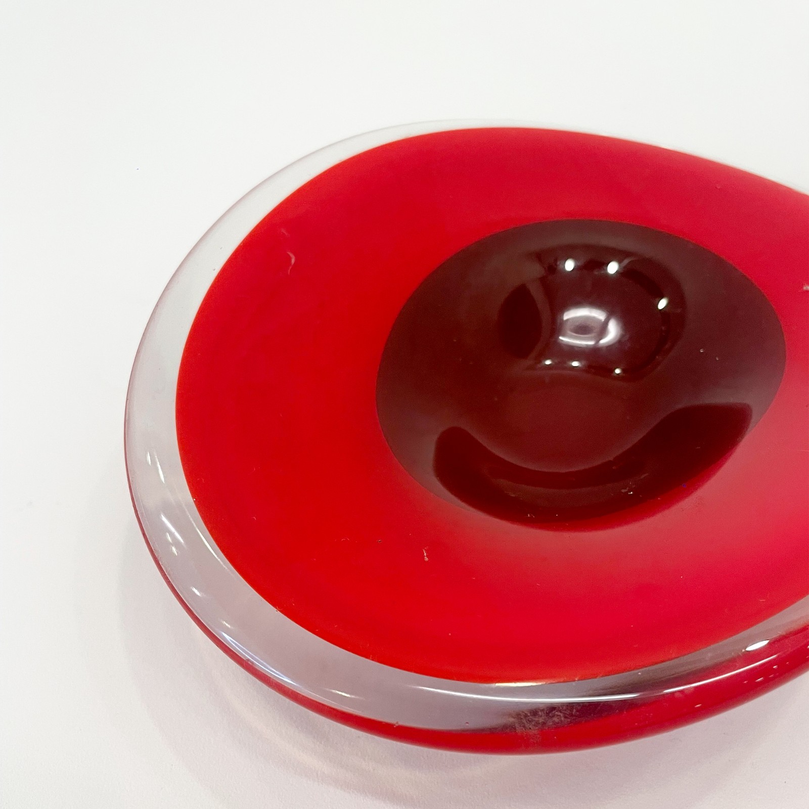 Cinzeiro em vidro artístico de Murano na cor vermelho e magenta com... - foto 3 de 3