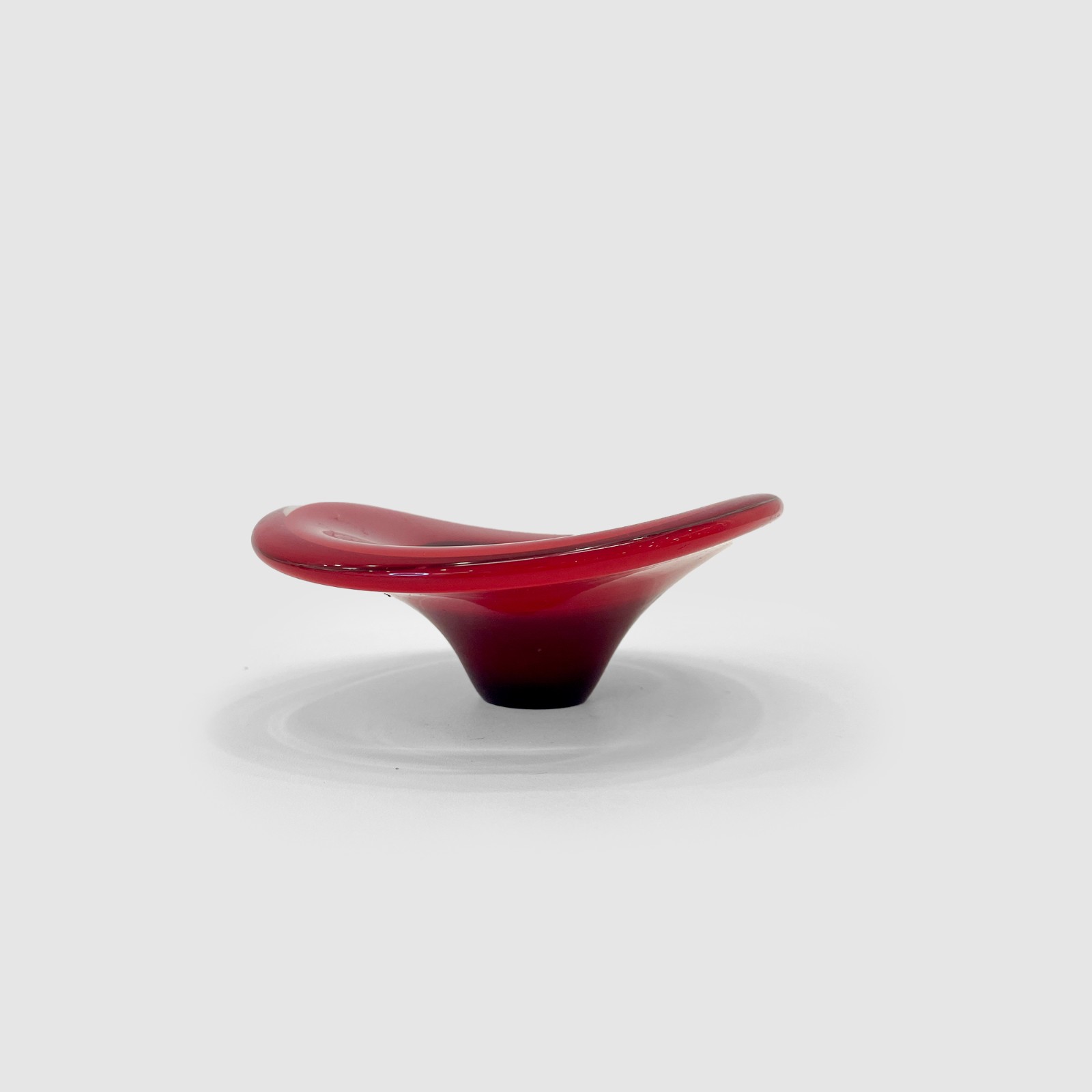 Cinzeiro em vidro artístico de Murano na cor vermelho e magenta com... - foto 2 de 3