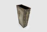 Assinatura não identificada,  - Vaso em metal oxidado com borda dentada. <br>Assinada e datada de 1996. 