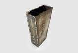 Assinatura não identificada,  - Vaso em metal oxidado com borda dentada. <br>Assinada e datada de 1996. 
