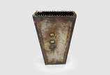 Assinatura não identificada,  - Vaso em metal oxidado com borda dentada. <br>Assinada e datada de 1996. 