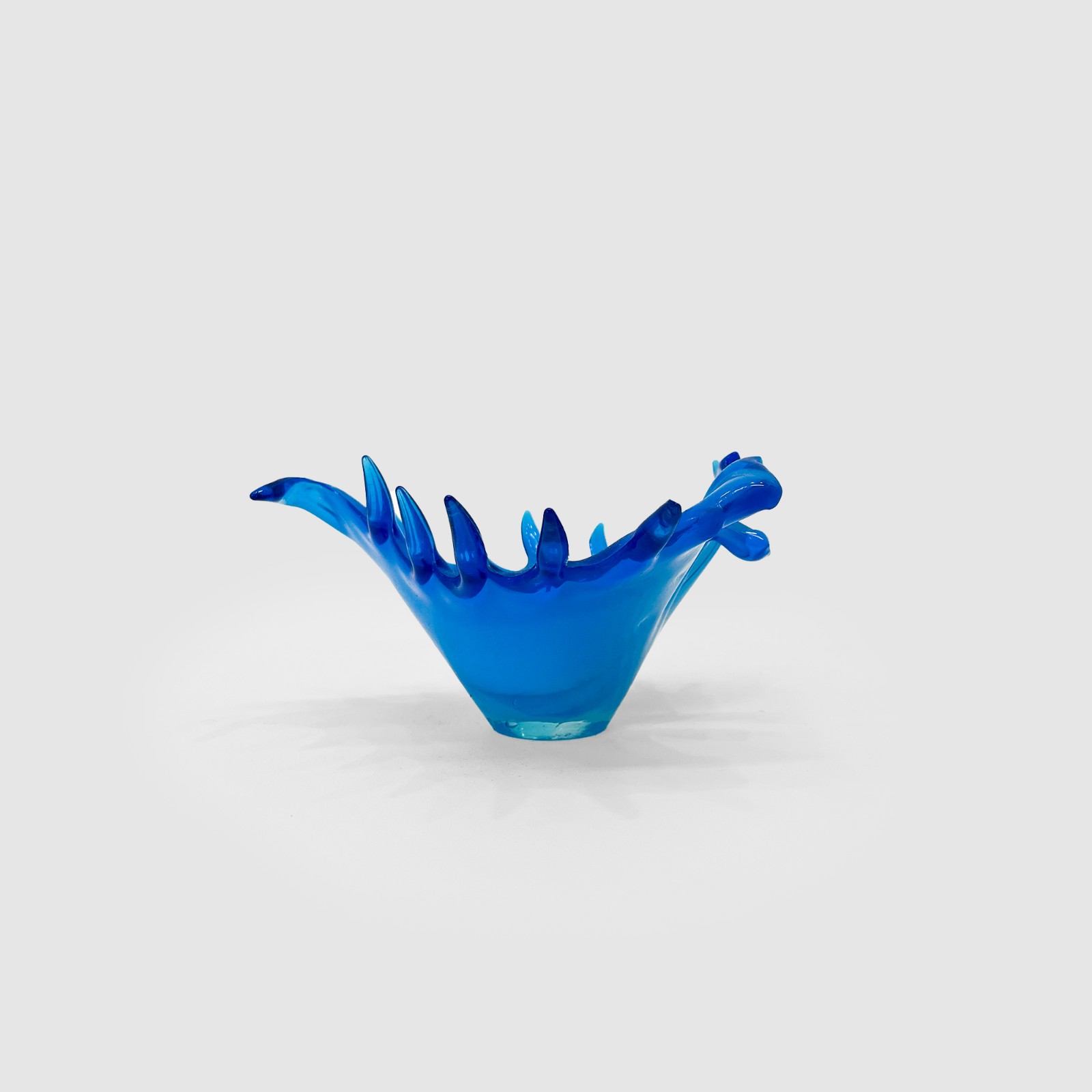 Cinzeiro em vidro de murano com borda dentada em nas cores azul... - foto 2 de 3