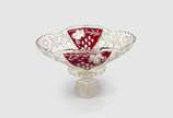 Centro de mesa/ fruteira alta em vidro artístic... - Centro de mesa/ fruteira alta em vidro artístico ricamente lapidado e galeria central lavra com flores e folhagem no tom rubi. Borda com detalhe...