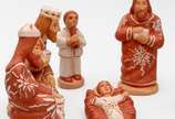 VALE DO JEQUITINHONHA, Presépio - Presépio em arte popular da região do Vale do Jequintonha composto por 9 esculturas em terracota policromada decorada com flores nas cores branca e ma