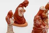 VALE DO JEQUITINHONHA, Presépio - Presépio em arte popular da região do Vale do Jequintonha composto por 9 esculturas em terracota policromada decorada com flores nas cores branca e ma