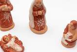 VALE DO JEQUITINHONHA, Presépio - Presépio em arte popular da região do Vale do Jequintonha composto por 9 esculturas em terracota policromada decorada com flores nas cores branca e ma