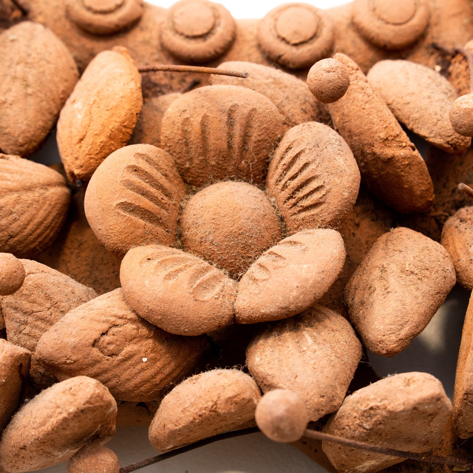 Guirlandas confeccionada em terracota ricamente moldada em forma de... - foto 2 de 3