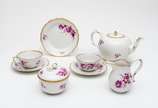 Meissen (1708),  - Parte de aparelho de chá em porcelana alemã na cor branca decorada com flores esmaltadas e borda filetada a ouro composto por: Bule ( com bico quebrad