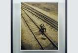 Vik Muniz (1961), Track Bowl, from Clayton Days... - Gelatin Silver<br>Ass verso<br>" Briga nos Trilhos " -  Série   " Dias em Clayton "  , 2000<br>Fotografia em emulsão de prata <br>Assinada no ve...