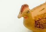 Cofre em terracota representando a figura de um... - Cofre em terracota representando a figura de uma galinha<br>