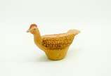Cofre em terracota representando a figura de um... - Cofre em terracota representando a figura de uma galinha<br>