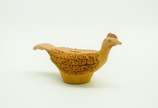 Cofre em terracota representando a figura de um... - Cofre em terracota representando a figura de uma galinha<br>
