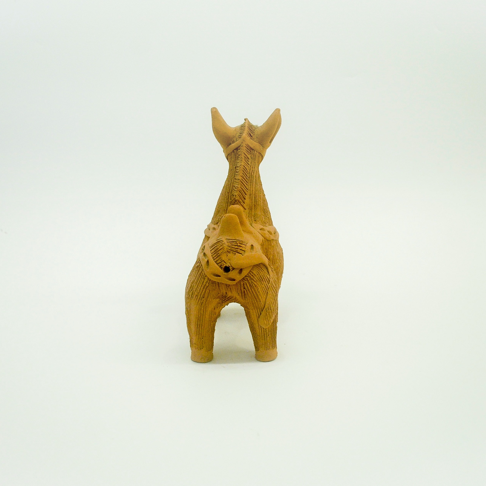 Escultura em terracota representando um burrinho carregando um cesto - foto 4 de 6