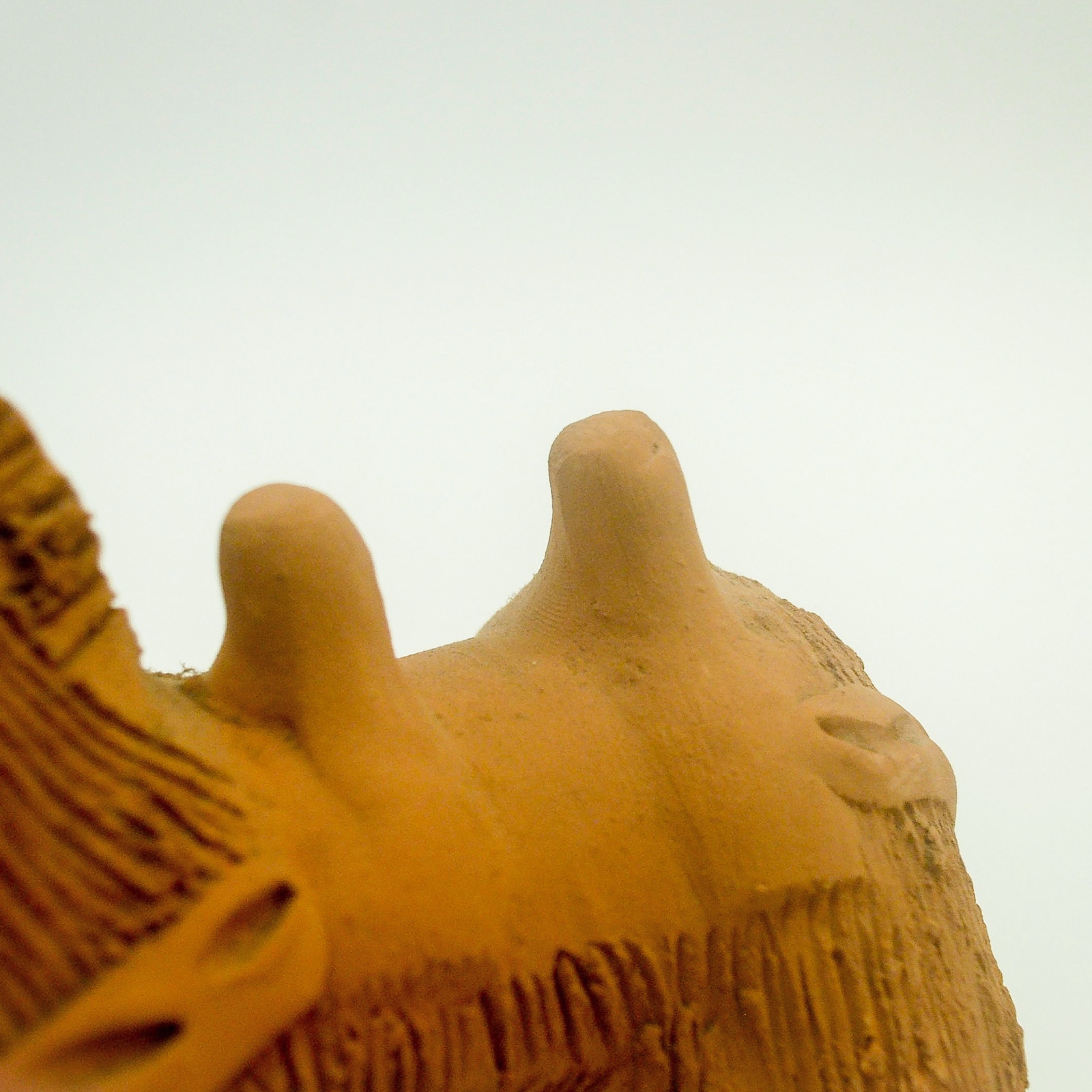 Escultura em terracota representando um burrinho carregando um cesto - foto 3 de 6
