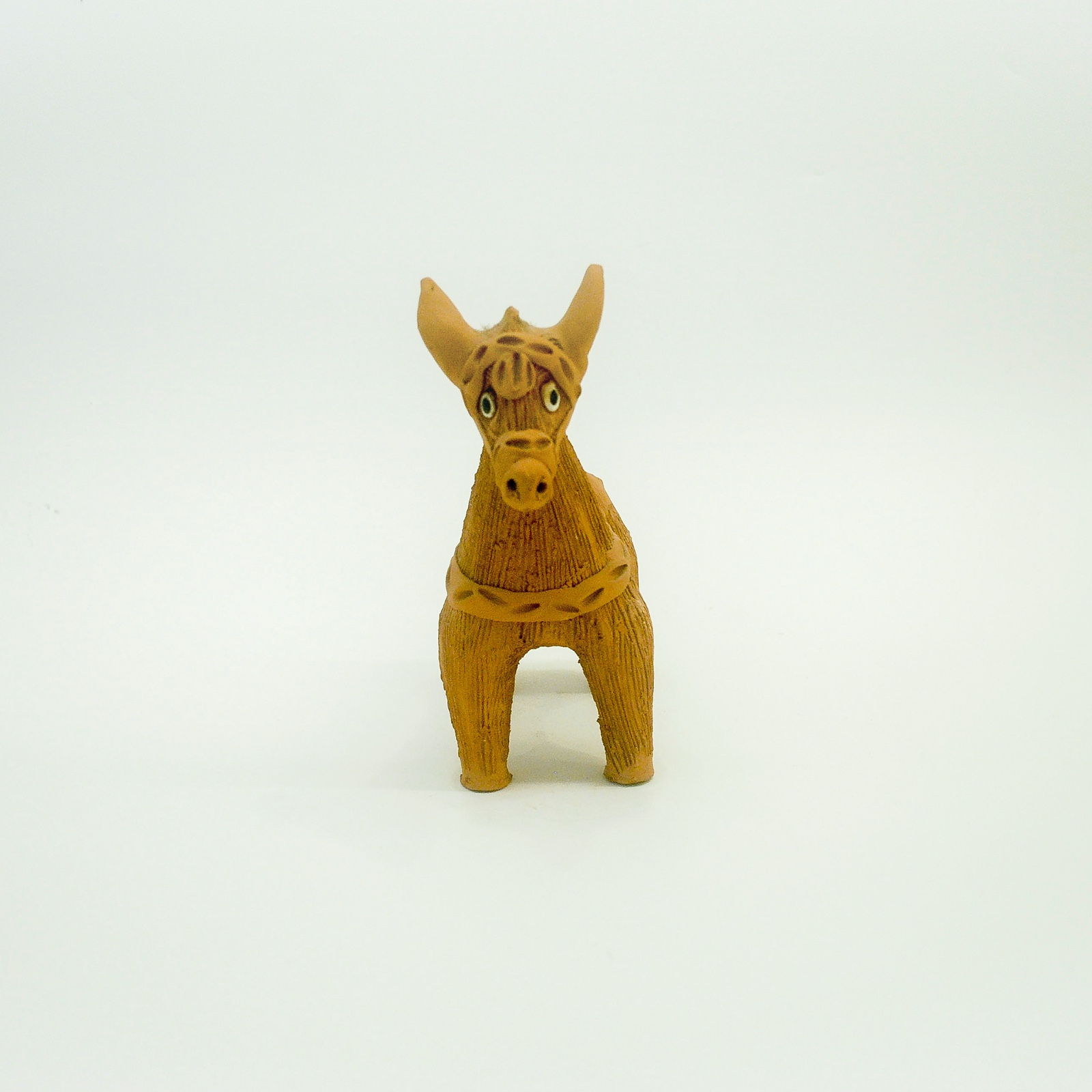 Escultura em terracota representando um burrinho carregando um cesto - foto 2 de 6