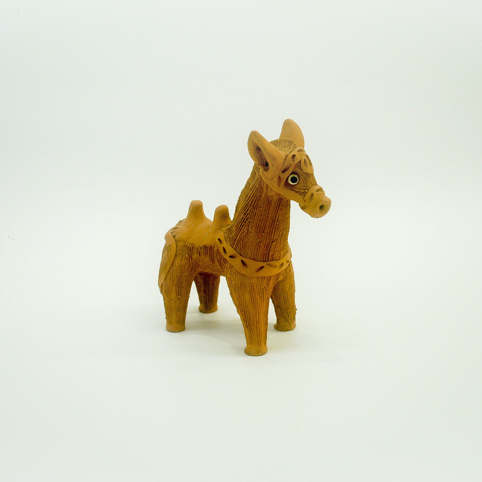 Escultura em terracota representando um burrinho carregando um cesto - foto 1 de 6