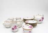 Meissen (1708),  - Parte de aparelho de chá em porcelana alemã na cor branca decorada com flores esmaltadas e borda filetada a ouro composto por: Bule ( com bico quebrad