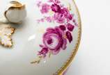 Meissen (1708),  - Parte de aparelho de chá em porcelana alemã na cor branca decorada com flores esmaltadas e borda filetada a ouro composto por: Bule ( com bico quebrad