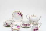 Meissen (1708),  - Parte de aparelho de chá em porcelana alemã na cor branca decorada com flores esmaltadas e borda filetada a ouro composto por: Bule ( com bico quebrad