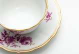Meissen (1708),  - Parte de aparelho de chá em porcelana alemã na cor branca decorada com flores esmaltadas e borda filetada a ouro composto por: Bule ( com bico quebrad