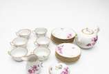 Meissen (1708),  - Parte de aparelho de chá em porcelana alemã na cor branca decorada com flores esmaltadas e borda filetada a ouro composto por: Bule ( com bico quebrad