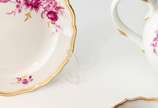 Meissen (1708),  - Parte de aparelho de chá em porcelana alemã na cor branca decorada com flores esmaltadas e borda filetada a ouro composto por: Bule ( com bico quebrad