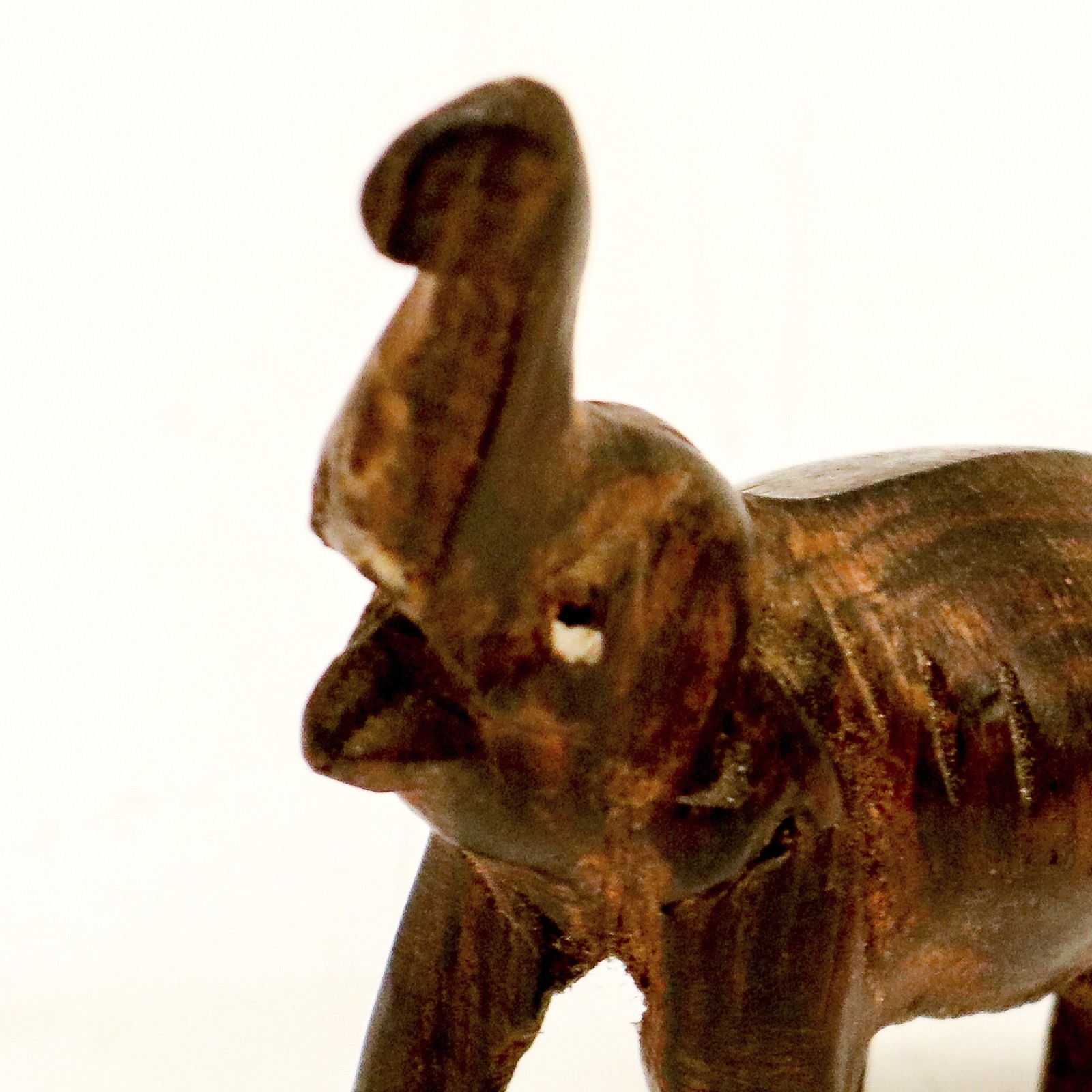 Escultura em miniatura confeccionada em jacarandá representado... - foto 5 de 5