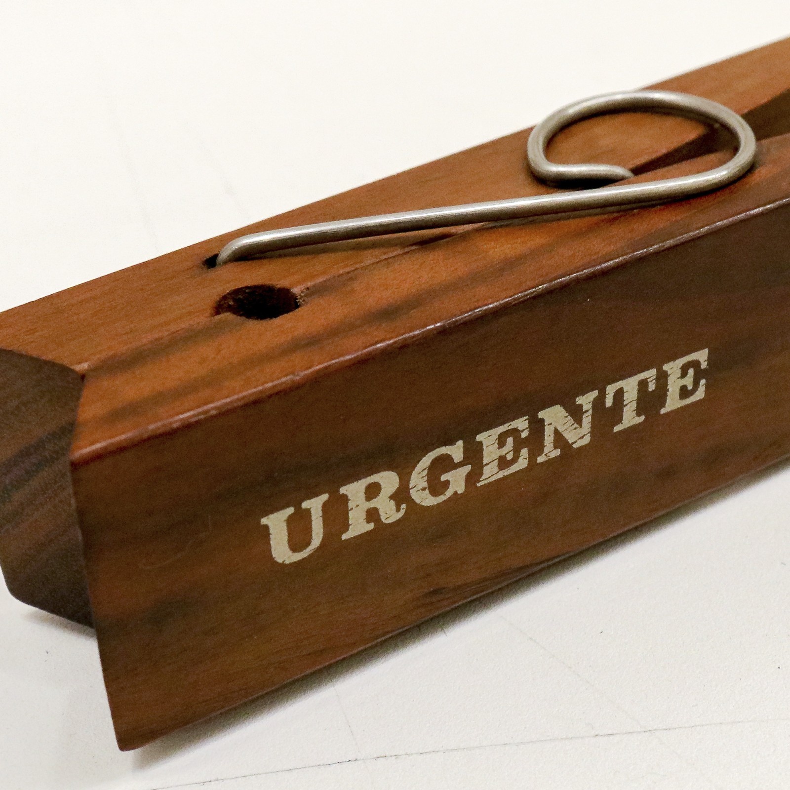 Pregador confeccionado em jacarandá com inscrição na lateral "Urgente... - foto 4 de 4