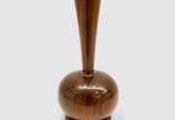 Pequeno vaso solifleur confeccionado em jacaran... - Pequeno vaso solifleur confeccionado em jacarandá <br>com base bojudo e circular. <br>Borda com discreta perda de fragmento.