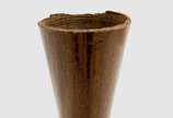 Pequeno vaso solifleur confeccionado em jacaran... - Pequeno vaso solifleur confeccionado em jacarandá <br>com base bojudo e circular. <br>Borda com discreta perda de fragmento.