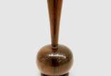 Pequeno vaso solifleur confeccionado em jacaran... - Pequeno vaso solifleur confeccionado em jacarandá <br>com base bojudo e circular. <br>Borda com discreta perda de fragmento.