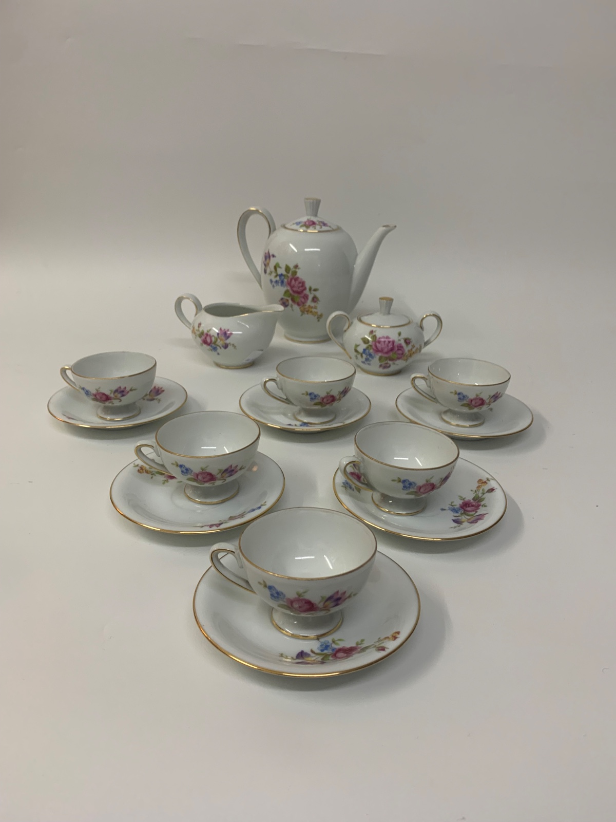 Conjunto para cafe em porcelana argentina na cor branca decorada com... - foto 2 de 10