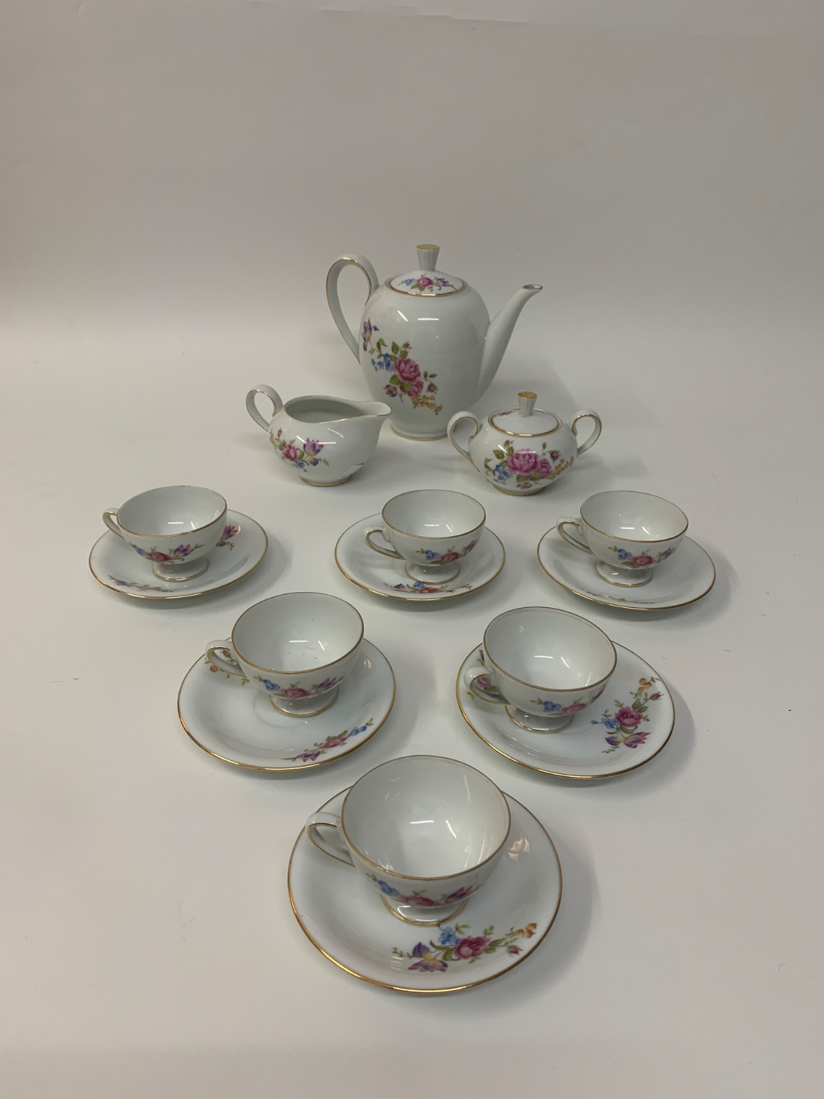 Conjunto para cafe em porcelana argentina na cor branca decorada com... - foto 3 de 10