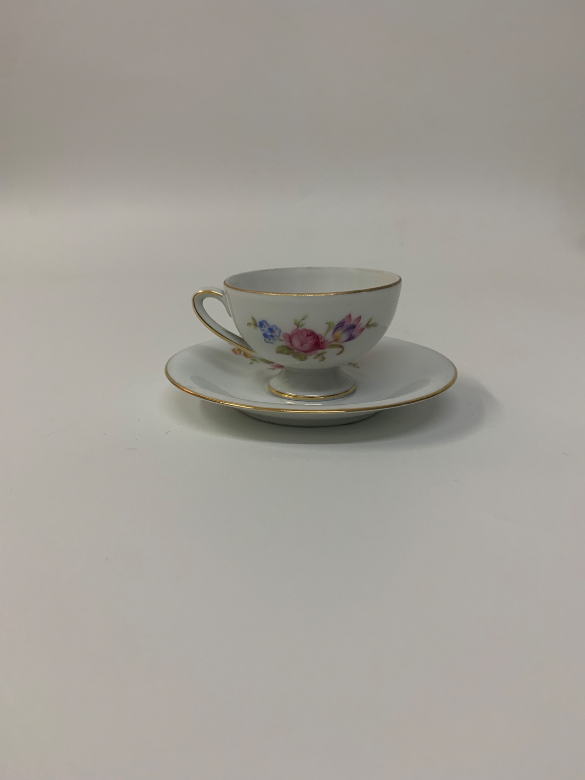 Conjunto para cafe em porcelana argentina na cor branca decorada com... - foto 7 de 10