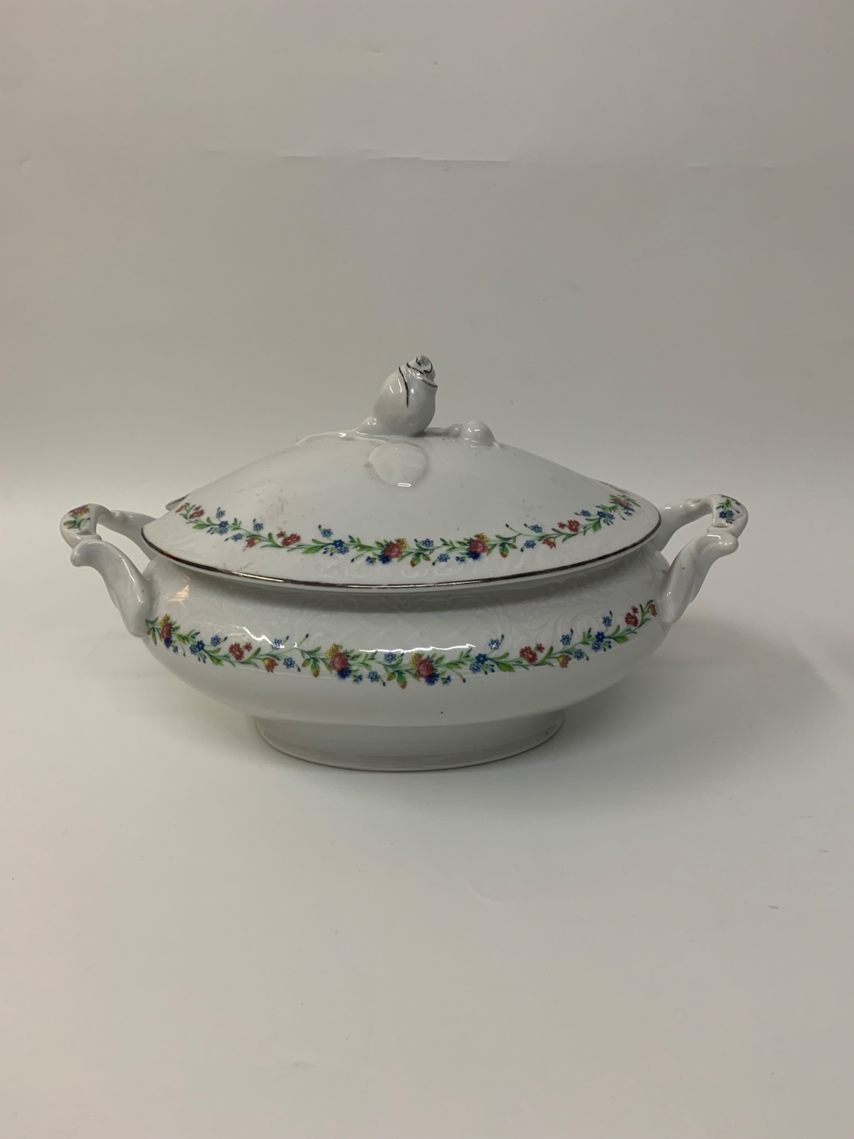 Elegante sopeira em porcelana inglesa na cor branca com decoracao de... - foto 3 de 6