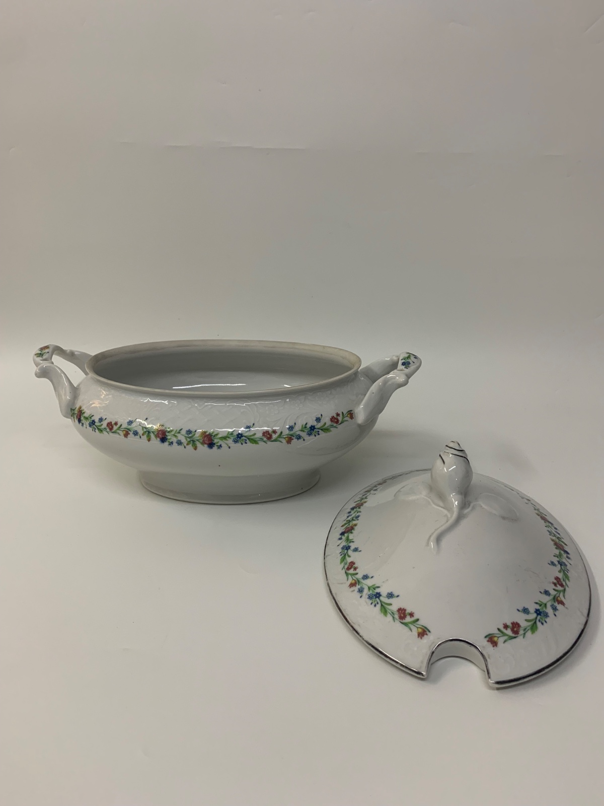 Elegante sopeira em porcelana inglesa na cor branca com decoracao de... - foto 2 de 6