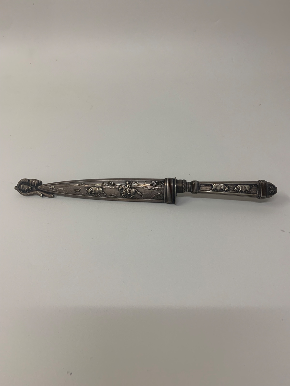 Antiga faca gaúcha de coleção com cabo e bainha em metal espessurado... - foto 2 de 5