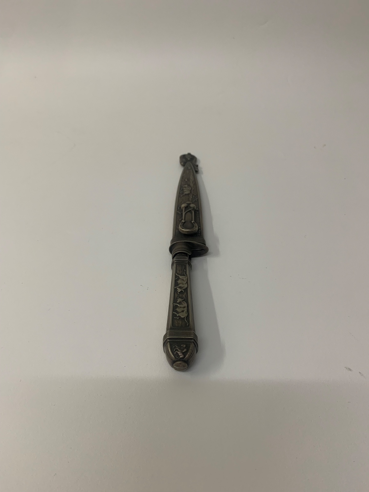 Antiga faca gaúcha de coleção com cabo e bainha em metal espessurado... - foto 3 de 5