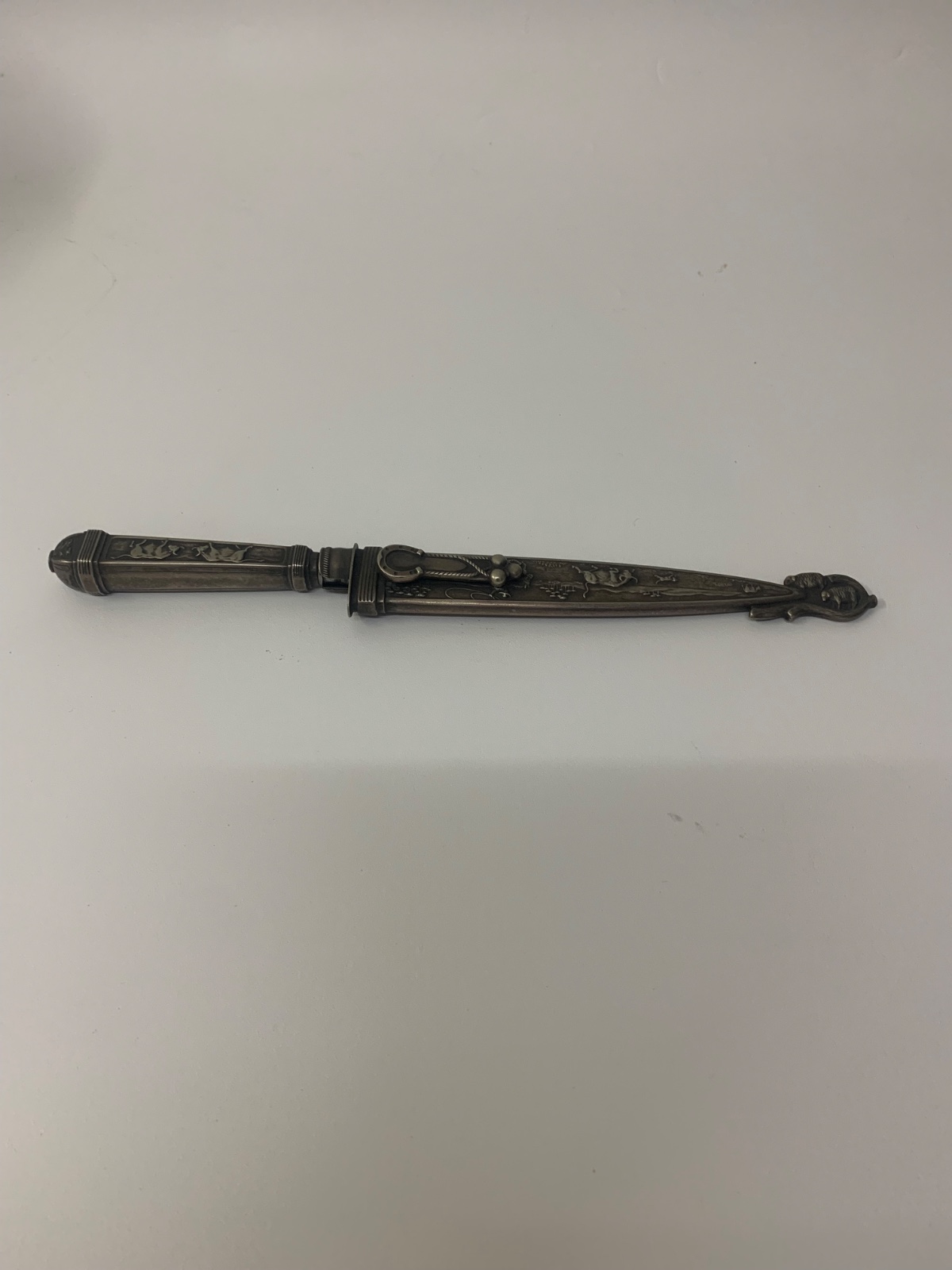 Antiga faca gaúcha de coleção com cabo e bainha em metal espessurado... - foto 5 de 5