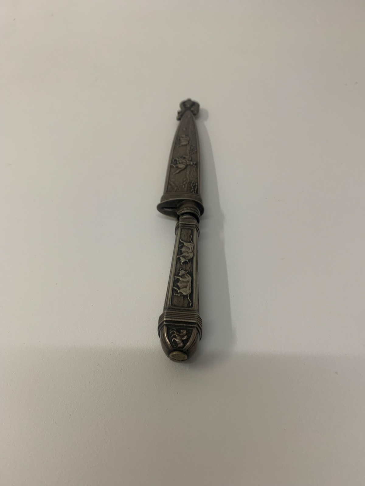 Antiga faca gaúcha de coleção com cabo e bainha em metal espessurado... - foto 4 de 5