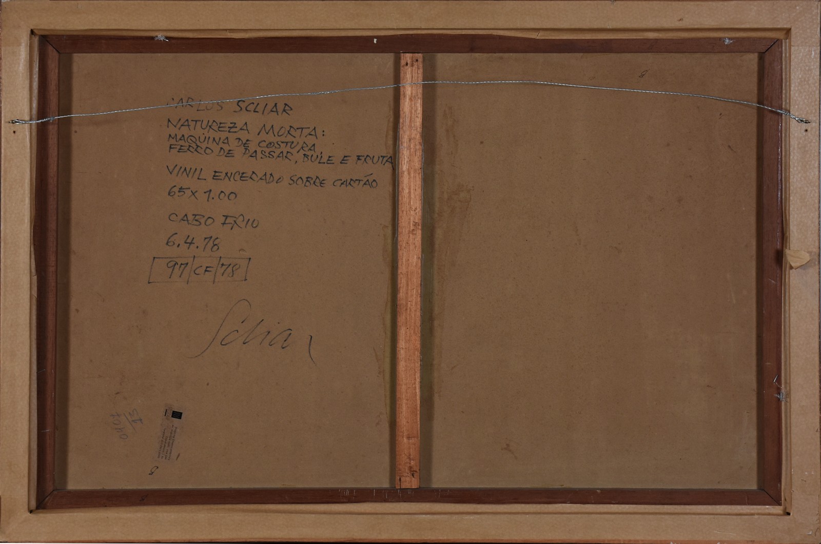 Carlos Scliar (1920-2001), Natureza Morta: maquina de costura, ferro de passar, bule e fruta. 1978 - foto 4 de 5