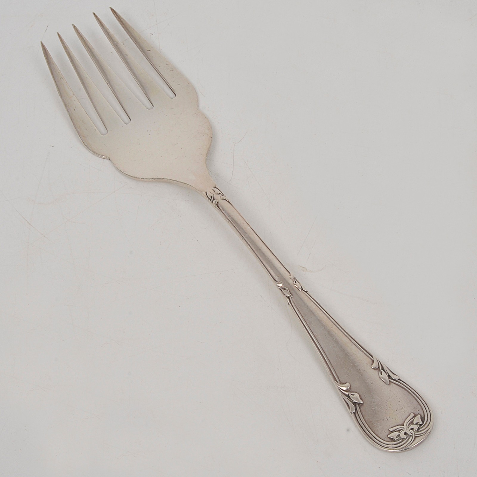 Faqueiro em metal prateado brasileiro com cabos recortados e bordados... - foto 4 de 6